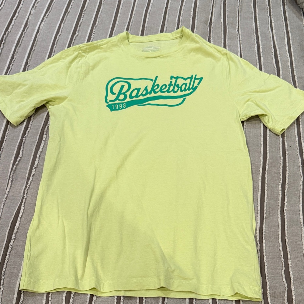 Boys SZ L VINEYARD VINES Yellow Graphic  Basketball T-Shirt
